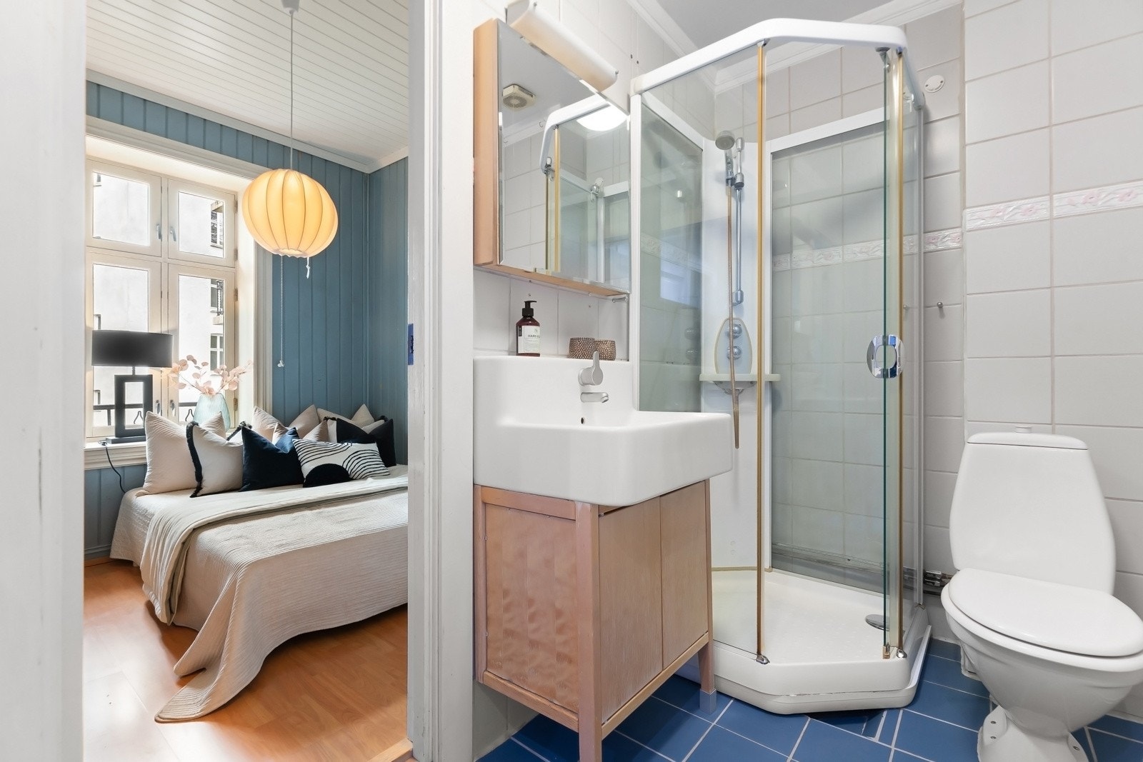 Leiligheten har et eldre baderom med behov for modernisering for å tilfredstille dagens krav. Galleribilde