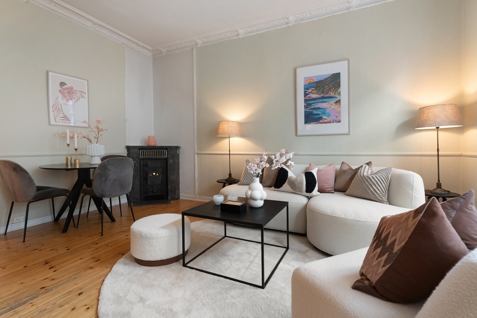 Gulvet er belagt med originalt furugulv. Galleribilde