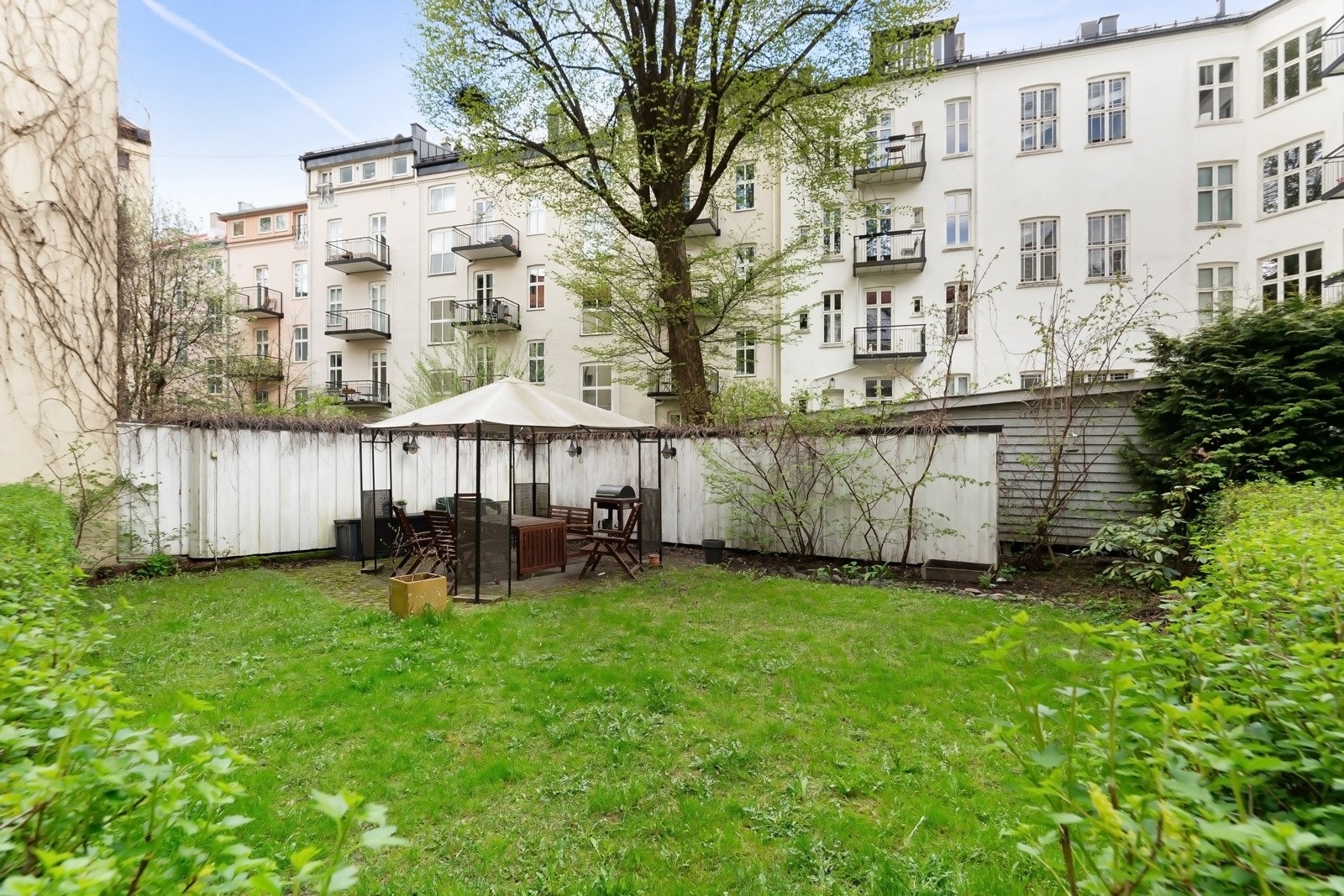 Felles bakgård. Galleribilde