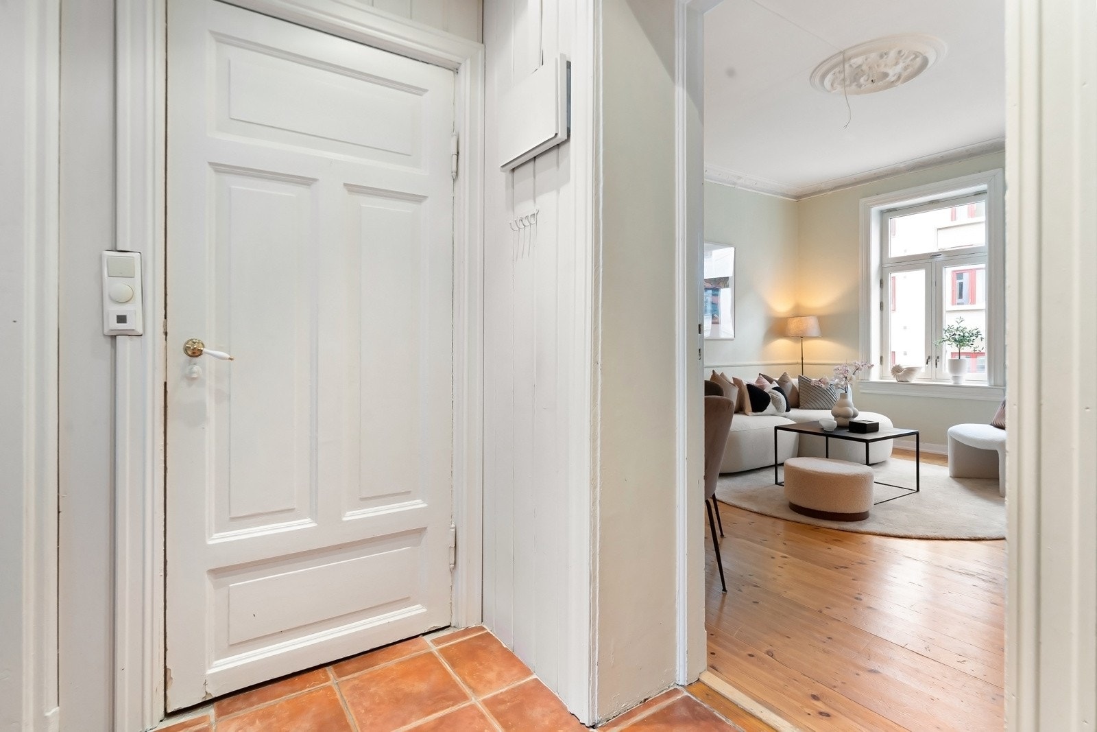 Entreen har plass for skoskap, knaggerekke eller annet ønskelig. Det er montert dørcalling ved inngangsdøren. Galleribilde