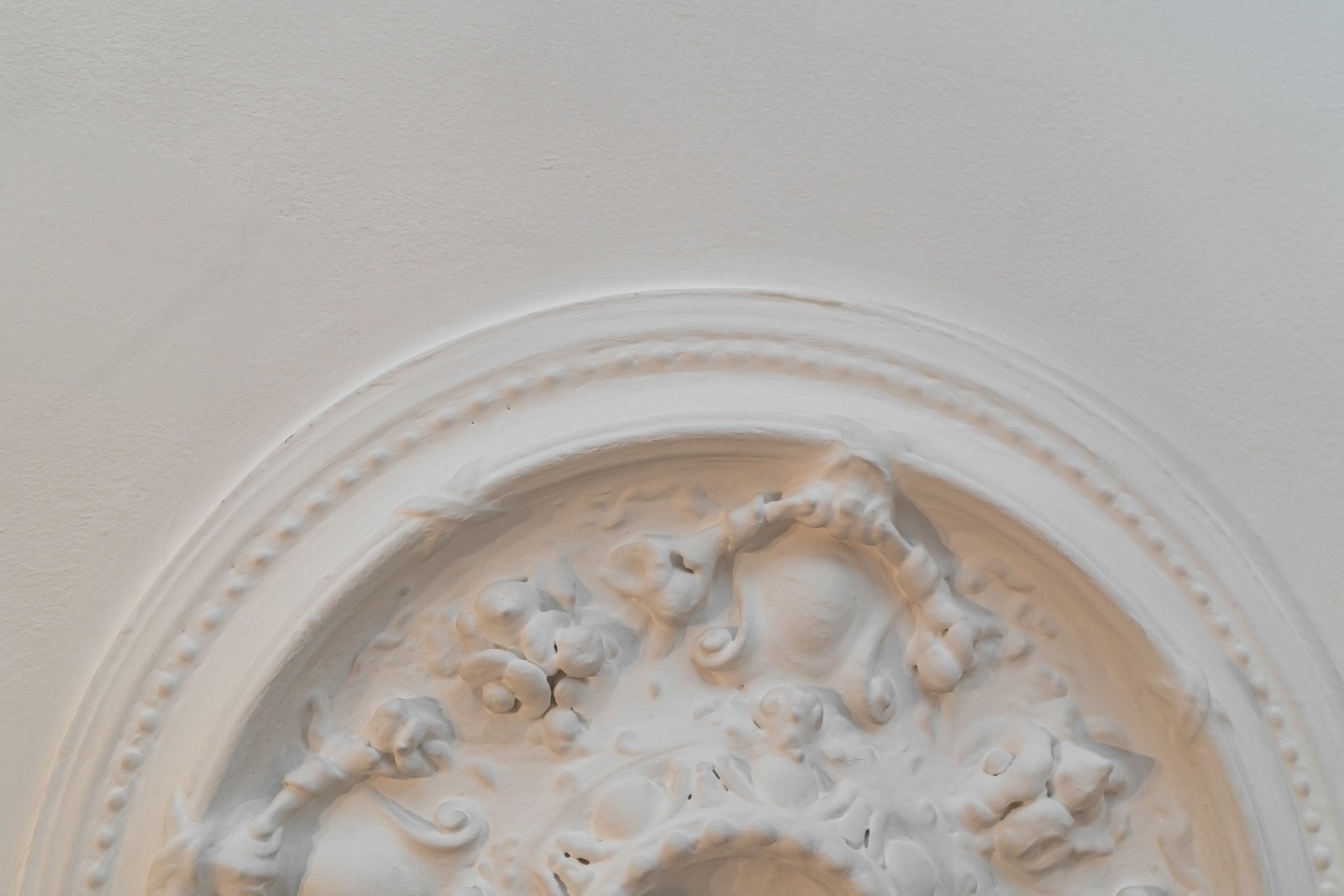 I himling er det både rosett og stukkatur som gir et herlig, sjarmerende preg på leiligheten. Galleribilde