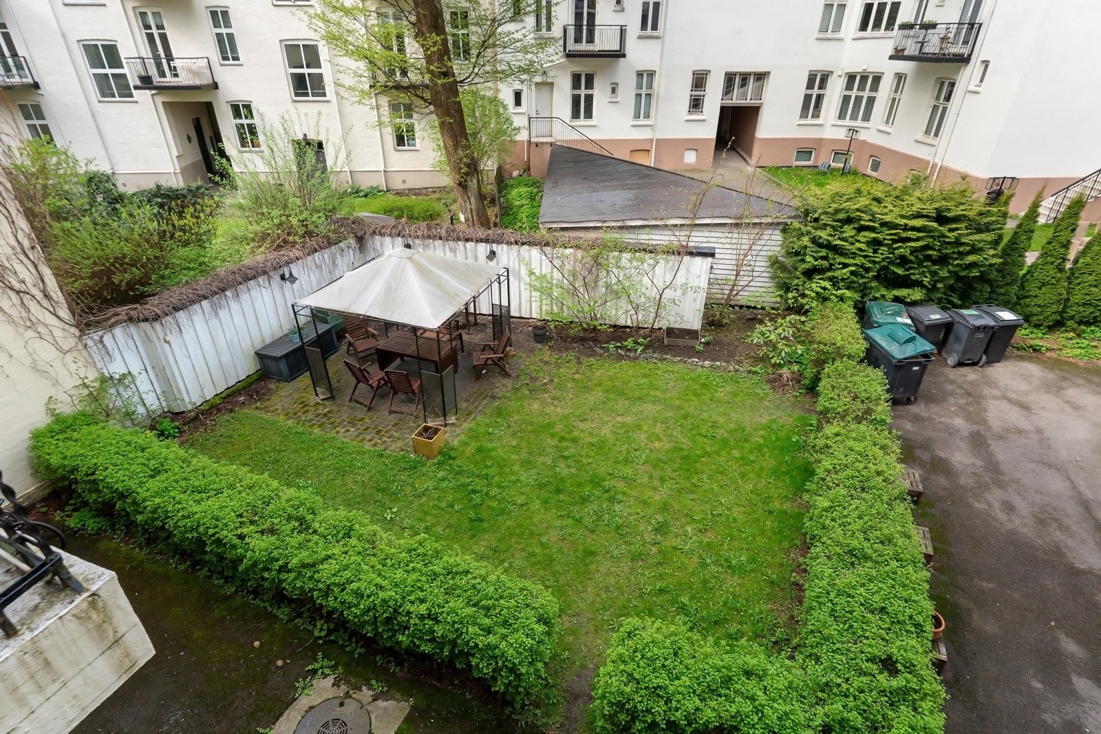 Som beboer har man tilgang på en hyggelig bakgård med bl.a. sittegruppe og grill som kan benyttes av alle. Galleribilde