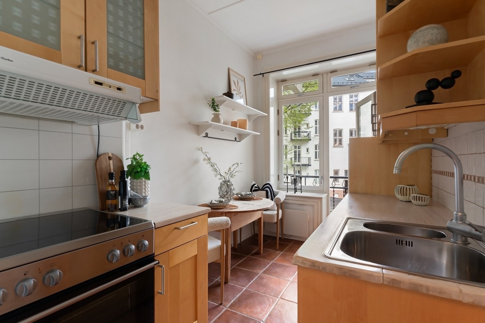 Leiligheten har en eldre kjøkkeninnredning med profilerte fronter. Galleribilde