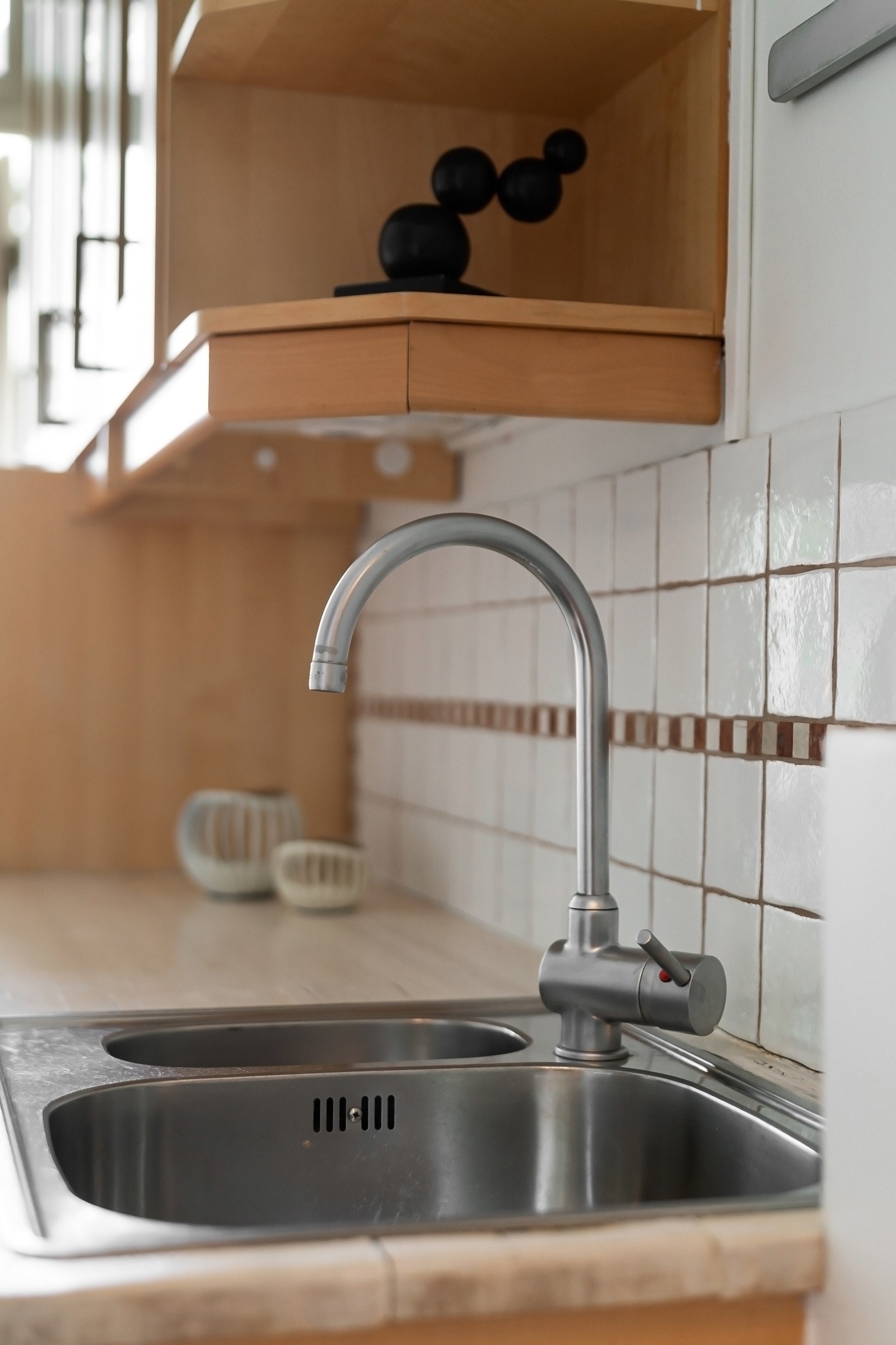 Det er oppvaskkum med avrenningsdel og ettgreps kjøkkenarmatur. Galleribilde