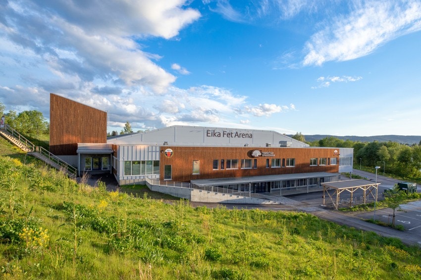 Det er korte avstander til fritidsaktiviteter med f.eks Eika Fet Arena på bildet. Galleribilde