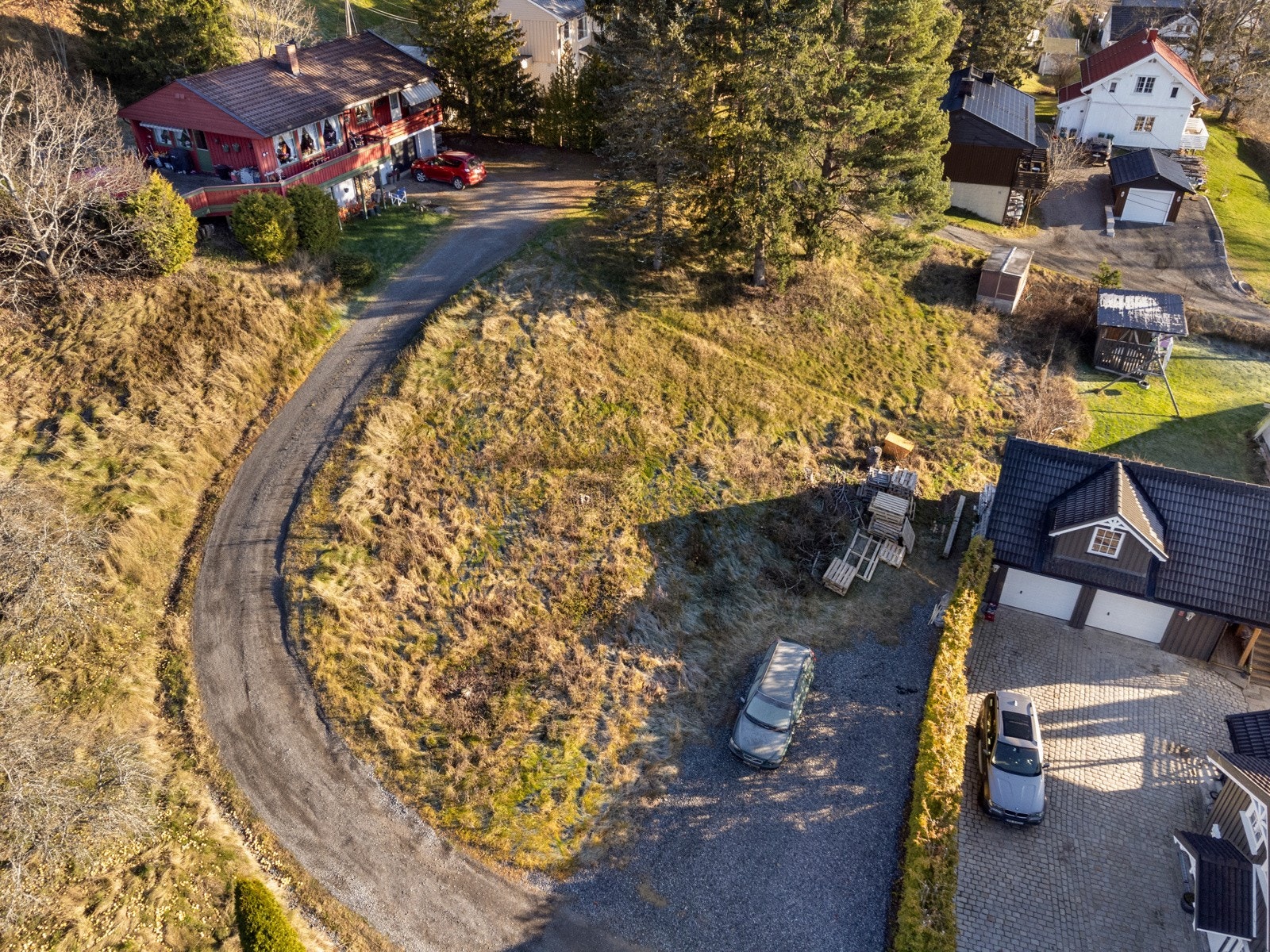 Tomt på 939 m² i Fetsund, med kort avstand til skole, barnehage og sentrumskjernen. Det er kort avstand til togstasjon hvor du kan ta turen til Oslo på under 20 minutter. Galleribilde