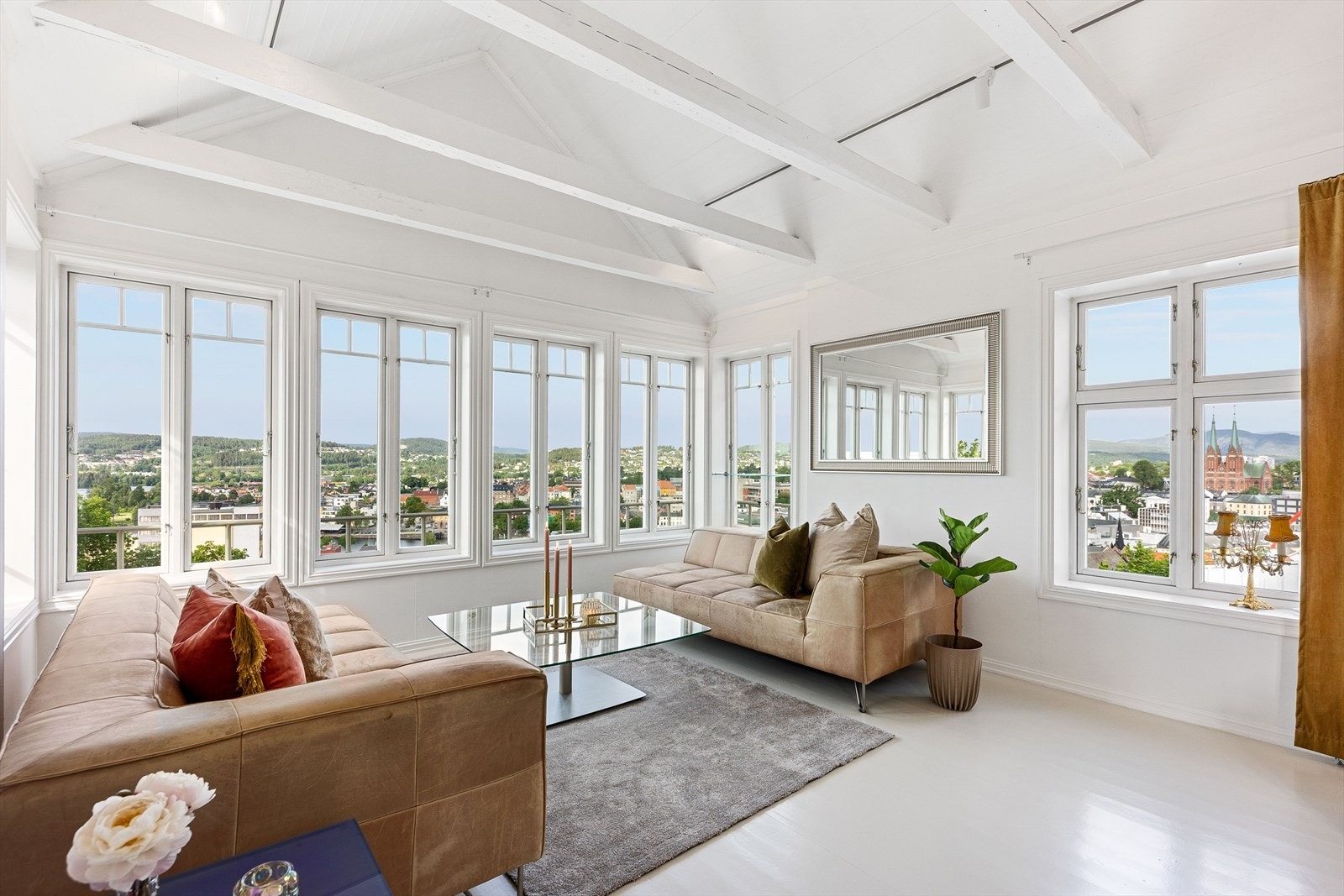 Fra stuen er fantastisk utsikt. Åpen himling gir en romslig følelse. Galleribilde