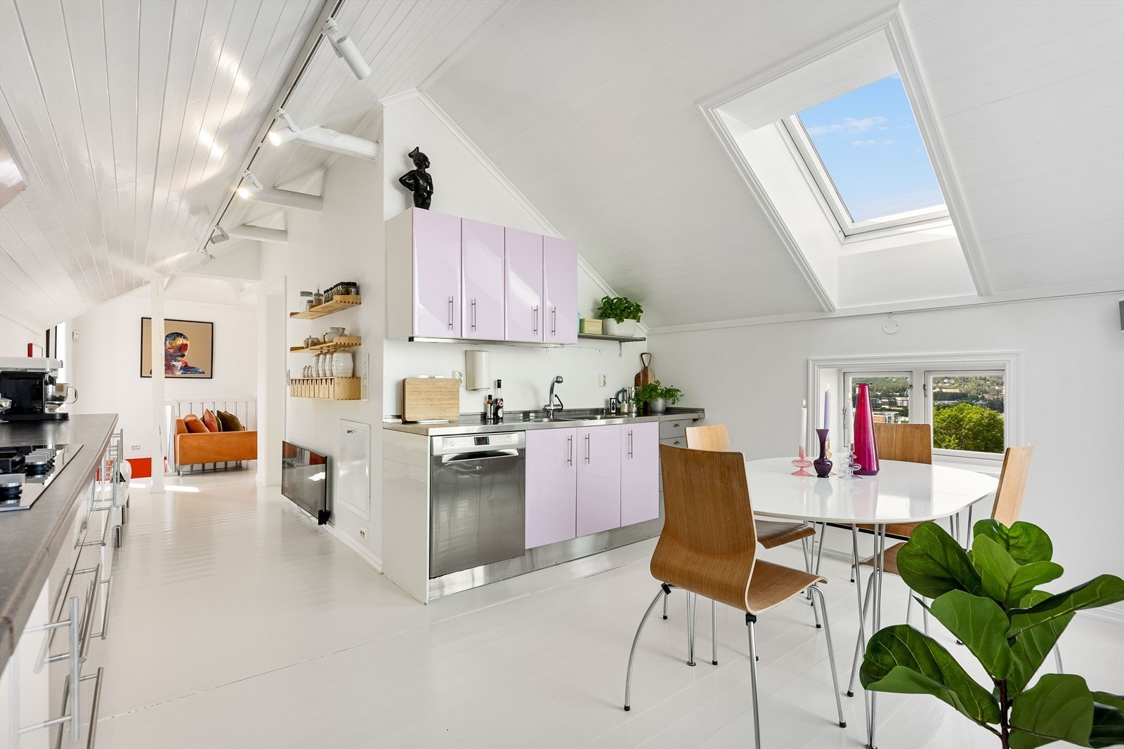 Delikat kjøkken med metervis med benkeplass. Galleribilde