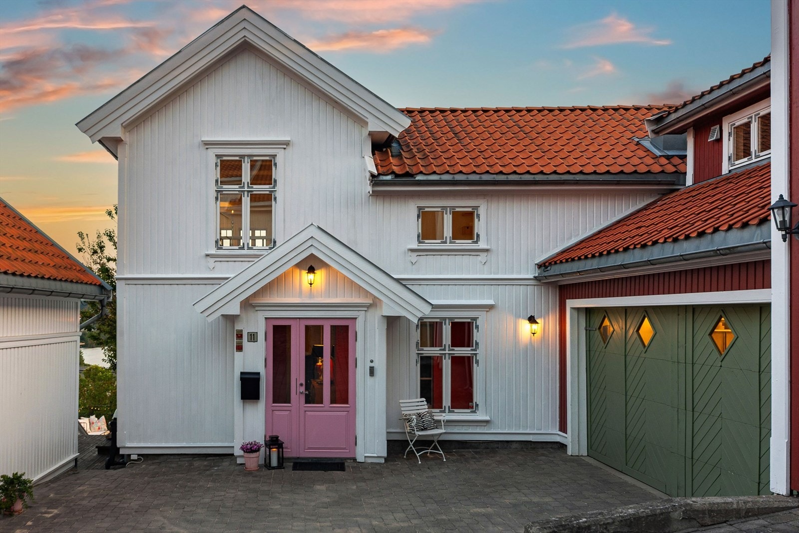 Boligen har dobbel garasje med 2 el-bil ladere. Galleribilde