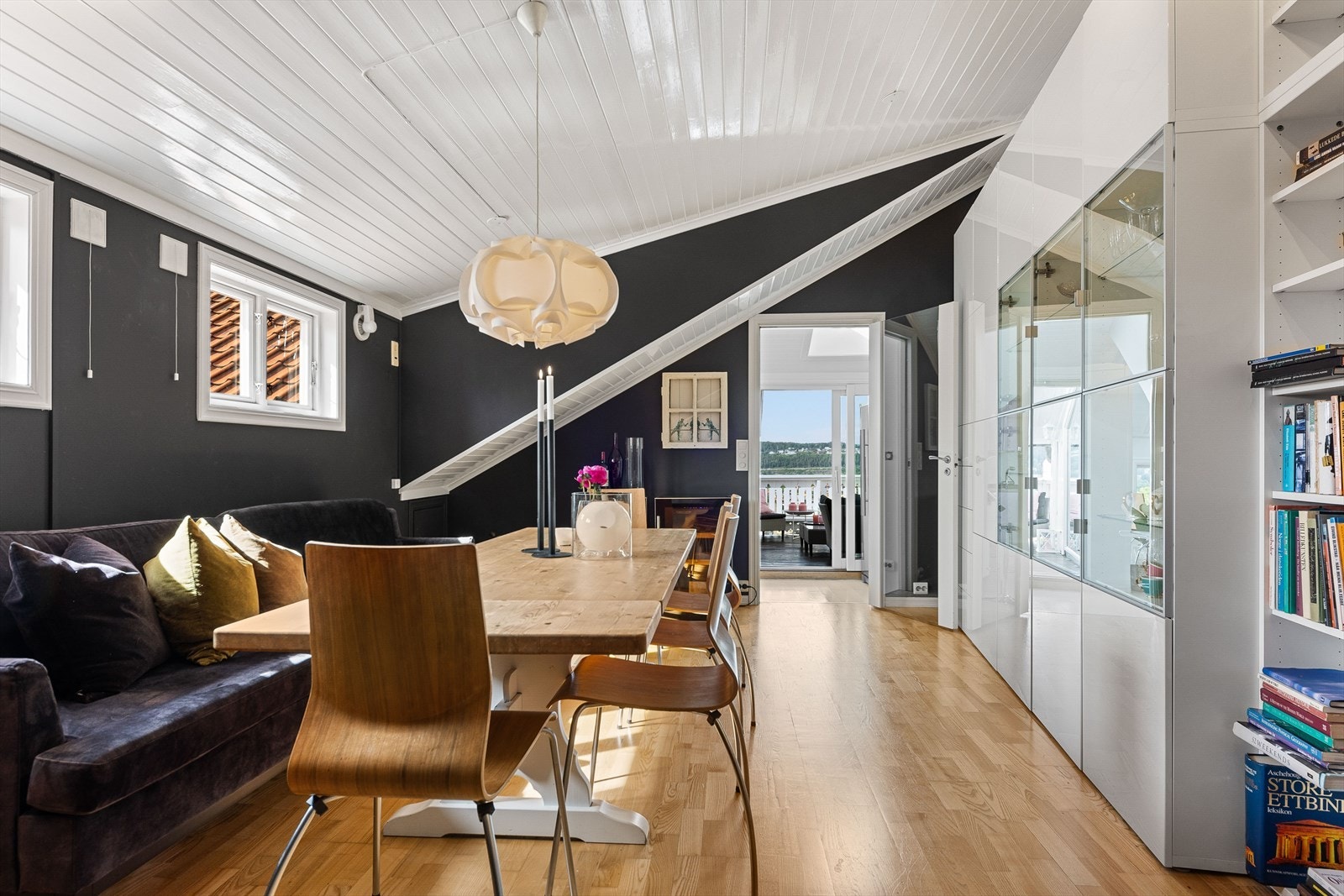 Meget praktisk spisestue/atelier med god plass til hyggelige lag. Galleribilde