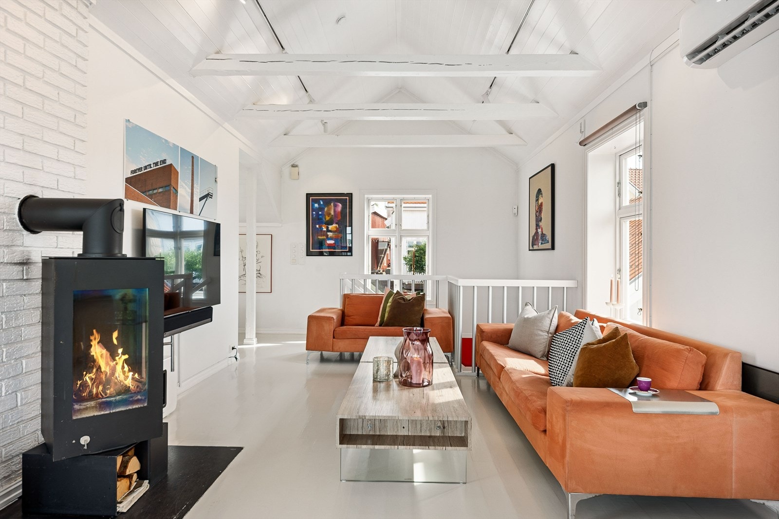 I stuen er det varmepumpe og peisovn. Galleribilde