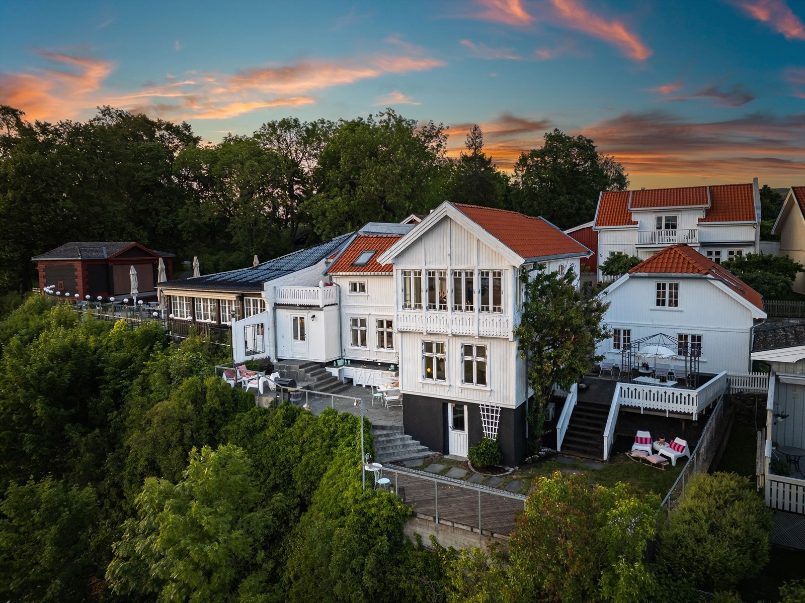 Uteområdet er pent opparbeidet med flere soner. Galleribilde