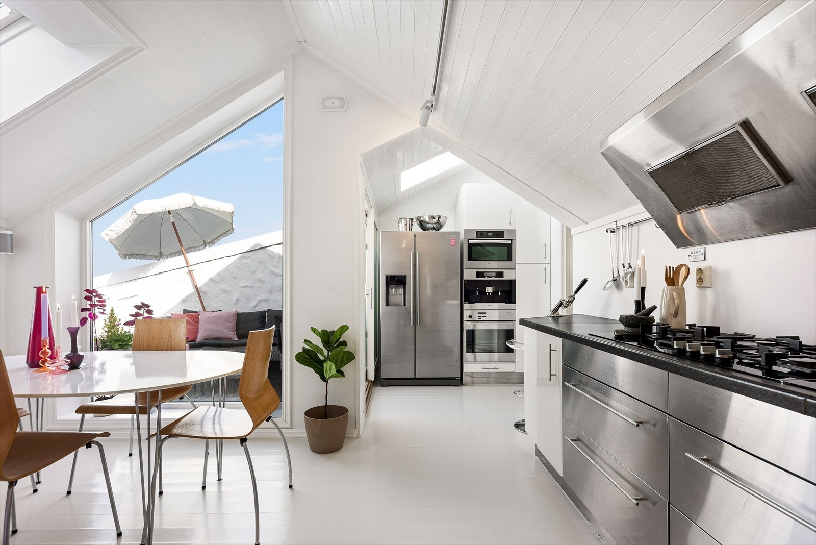 Kjøkkenet er utstyr med innebygget stekeovn, kaffemaskin og micro/varmluftsovn fra Miele. Keramisk steketopp med 5 gassbluss samt 2 elektrisk plate fra Siemens. Dobbelt kjøl/fryseskap med ismaskin fra Samsung. Oppvaskmaskin fra Ariston. Galleribilde