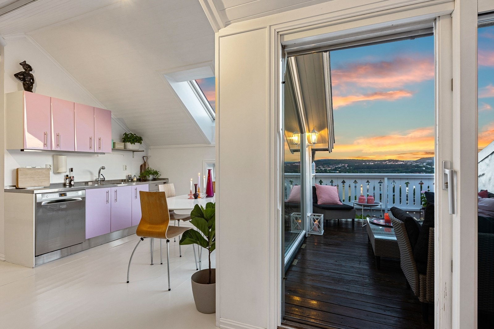 Dersom været tillater det, så er det dør ut til deilig altan med særdeles gode utsikt- og solforhold. Galleribilde