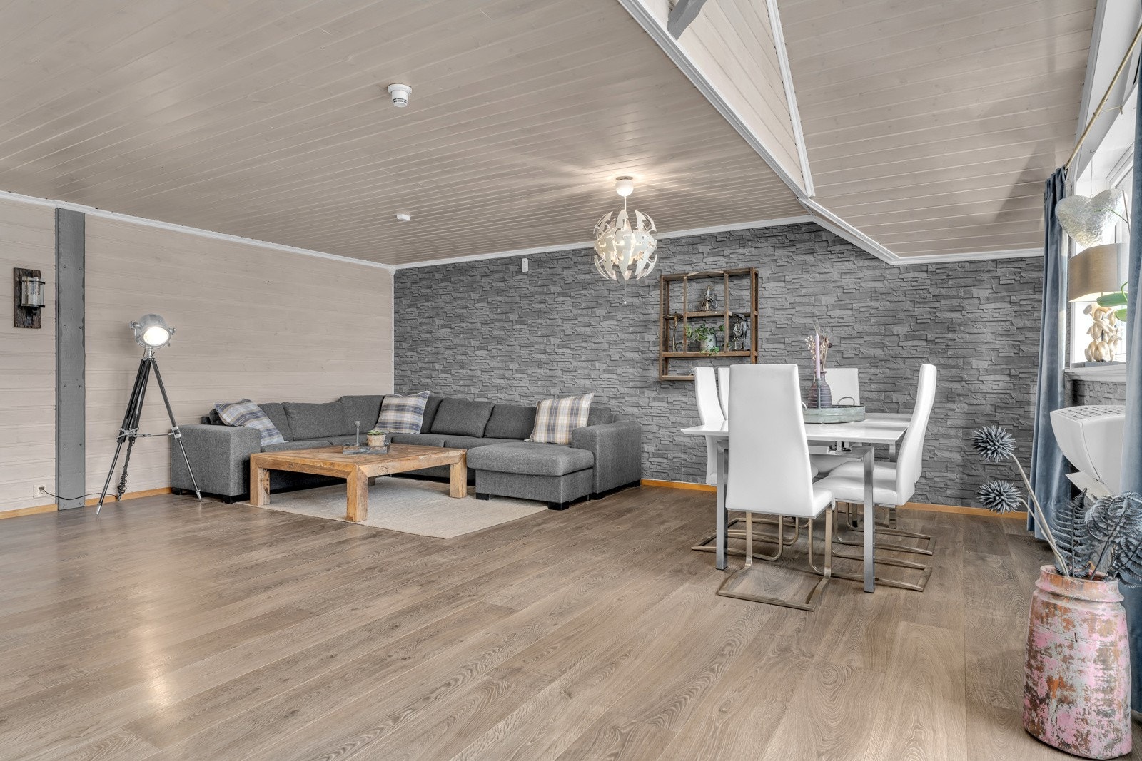 Leiligheten har en stor og luftig stue utstyrt med peis og varmepumpe. Galleribilde