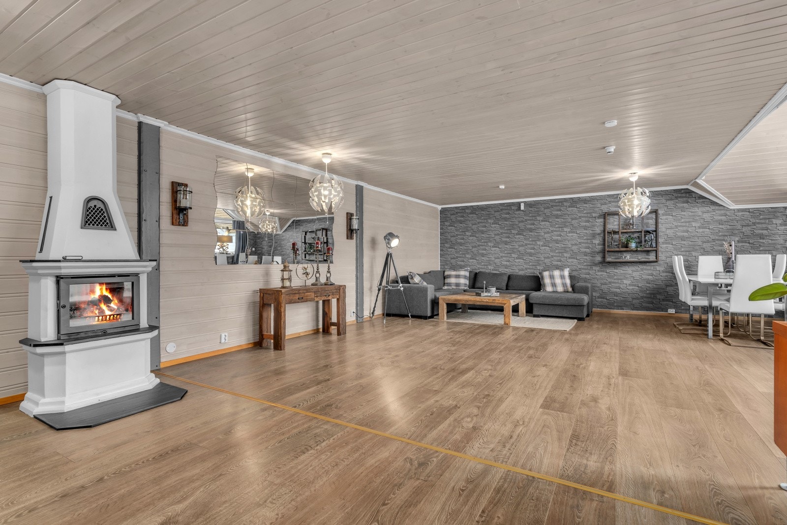 En stor 4-roms selveier midt i Vennesla sentrum. Galleribilde