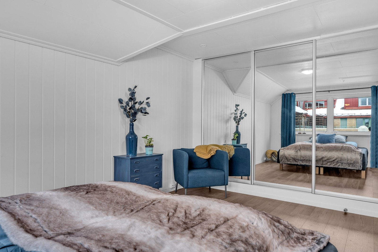 Med skyvedørsgraderober. Galleribilde