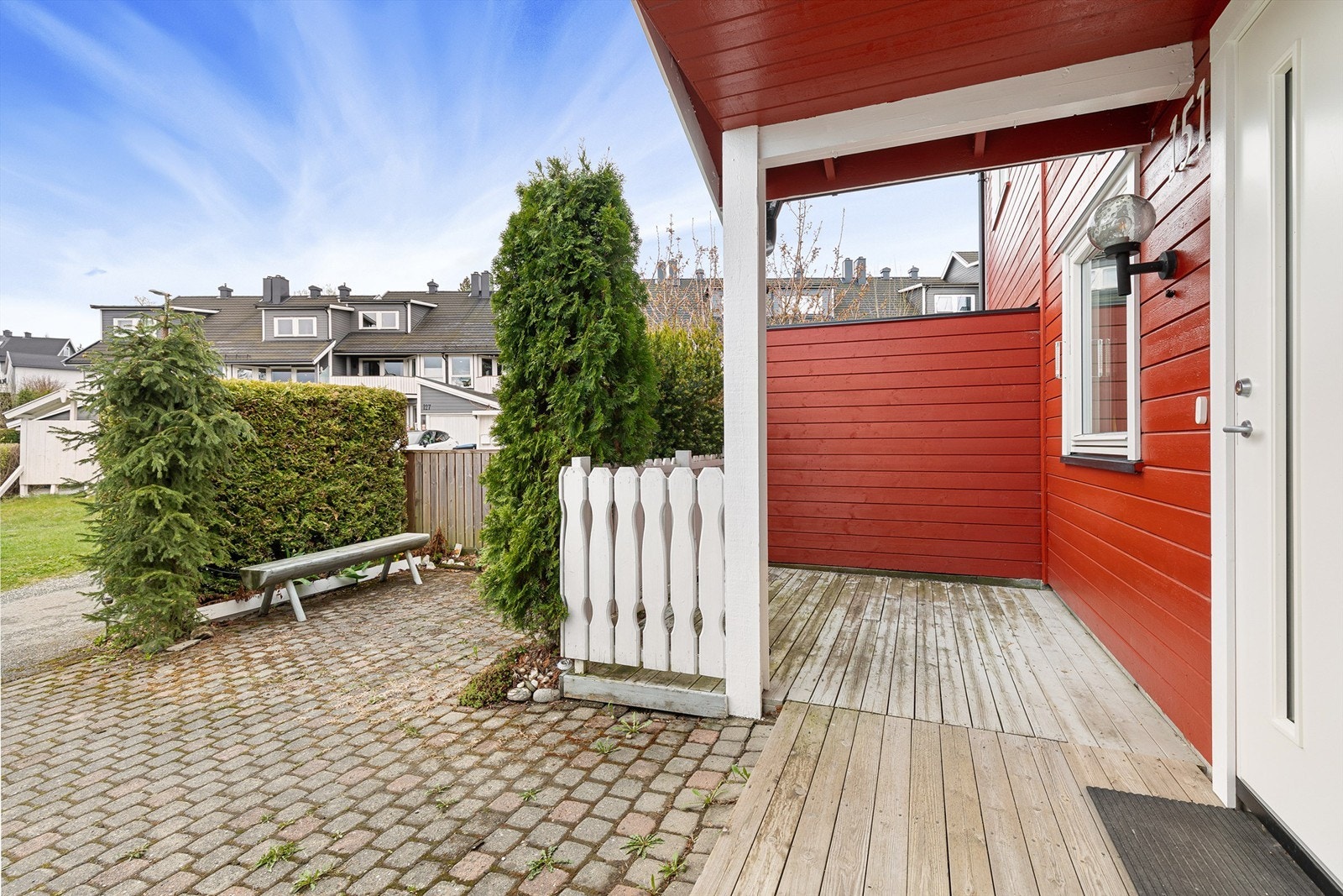 Koselig terrasse også ved inngangspartiet Galleribilde