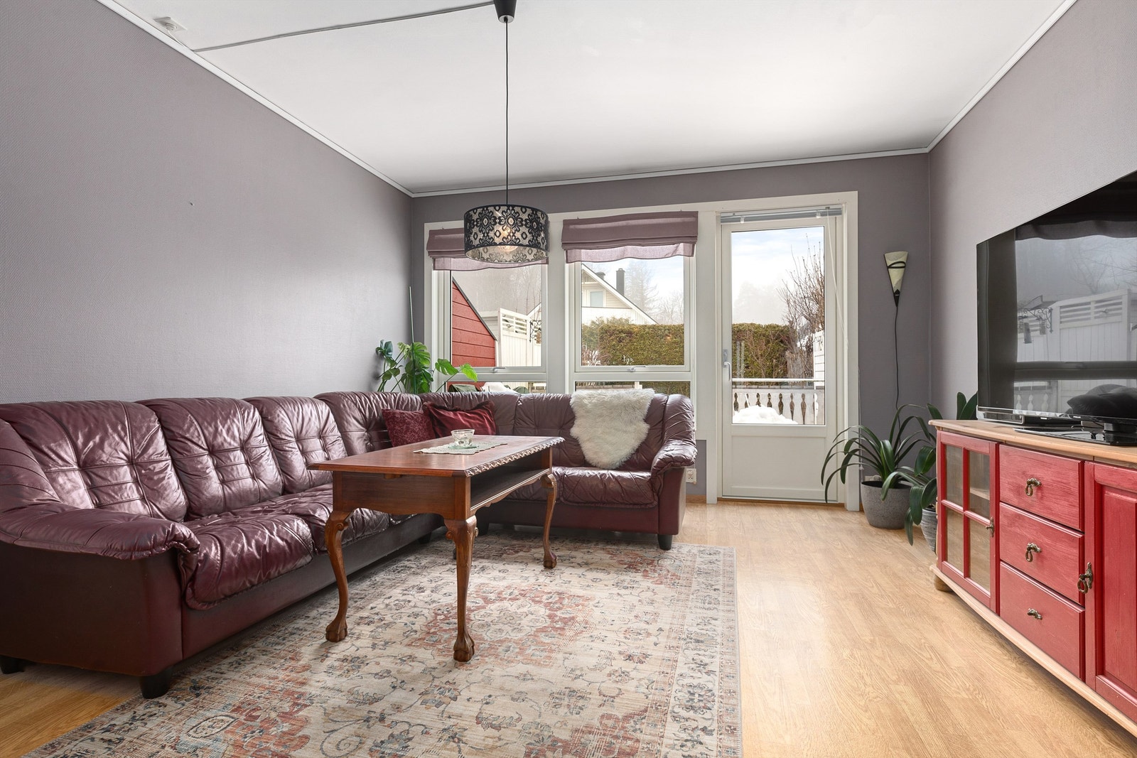 Stue med utgang til terrasse og hage Galleribilde