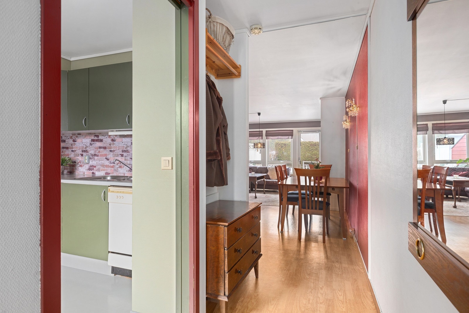 Fra gangen mot stuen - Kjøkken inn til venstre Galleribilde