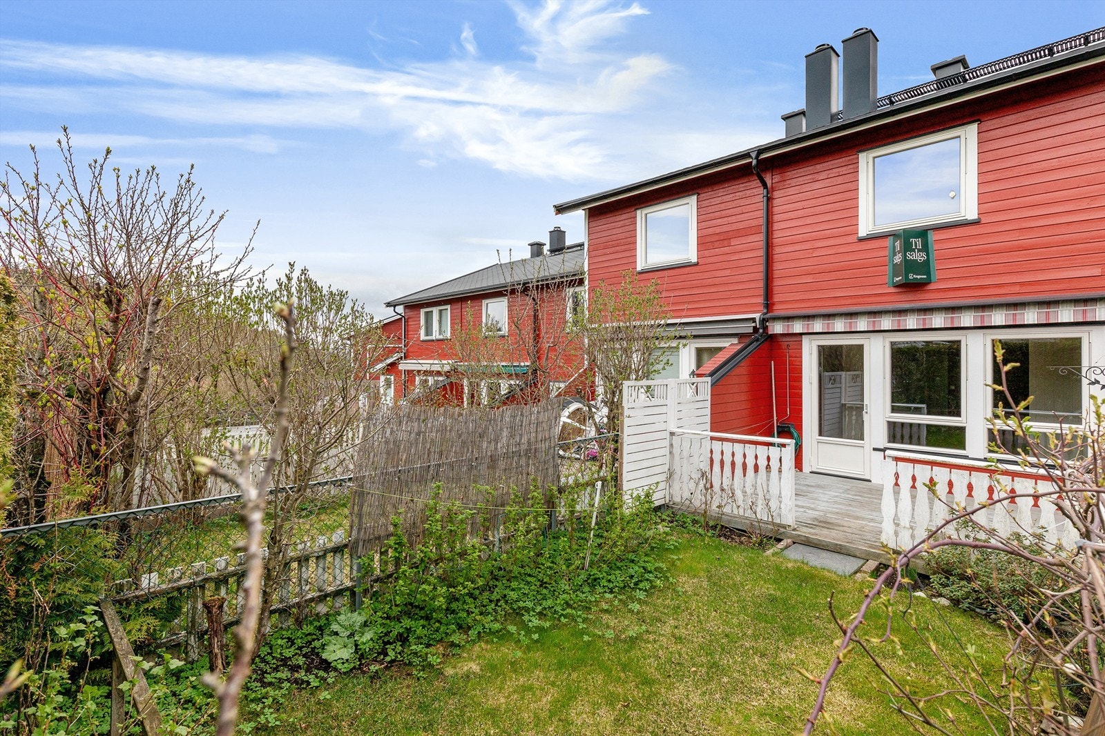 Usjenert terrasse og hage på baksiden Galleribilde