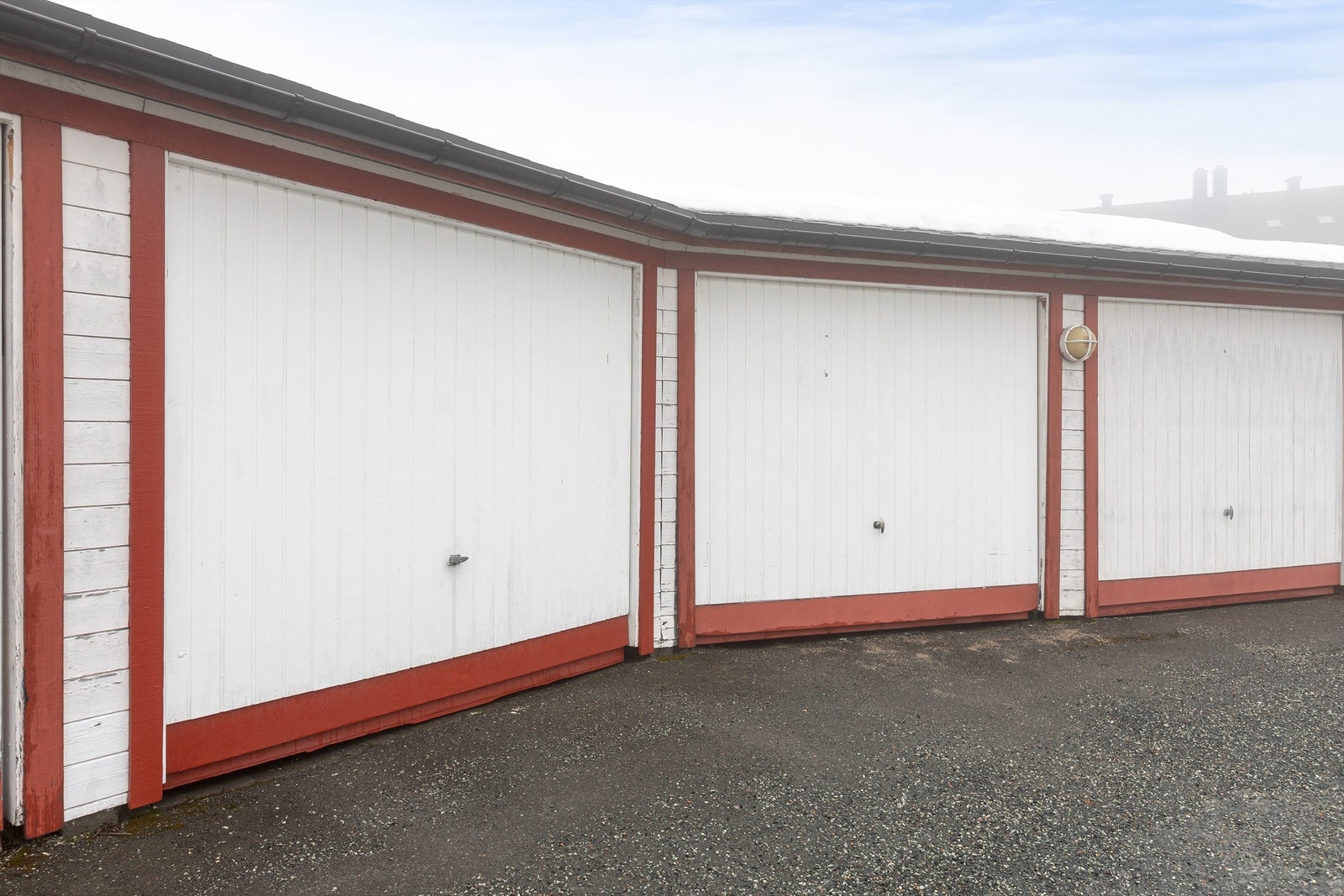 Plass til en bil i felles garasjerekke like ved boligen Galleribilde