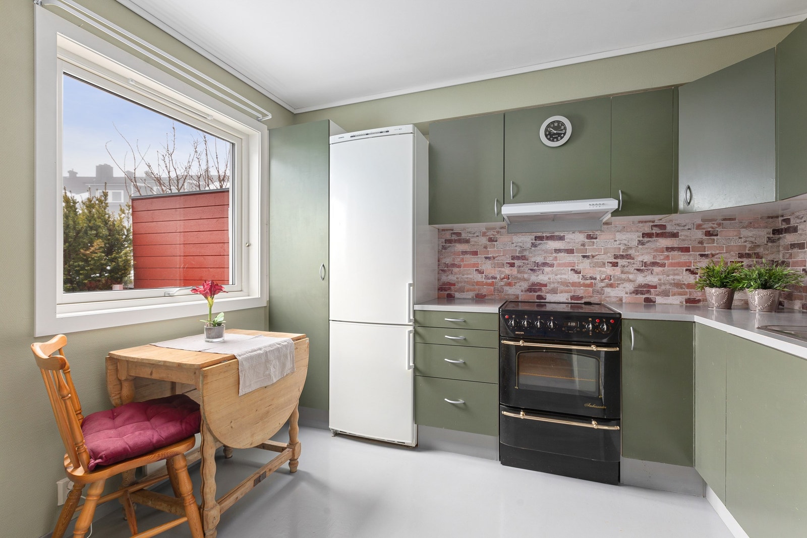 Det er plass til et spisebord på kjøkkenet Galleribilde