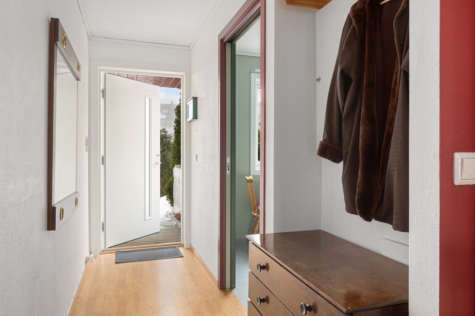 Entre med plass til heng av klær Galleribilde