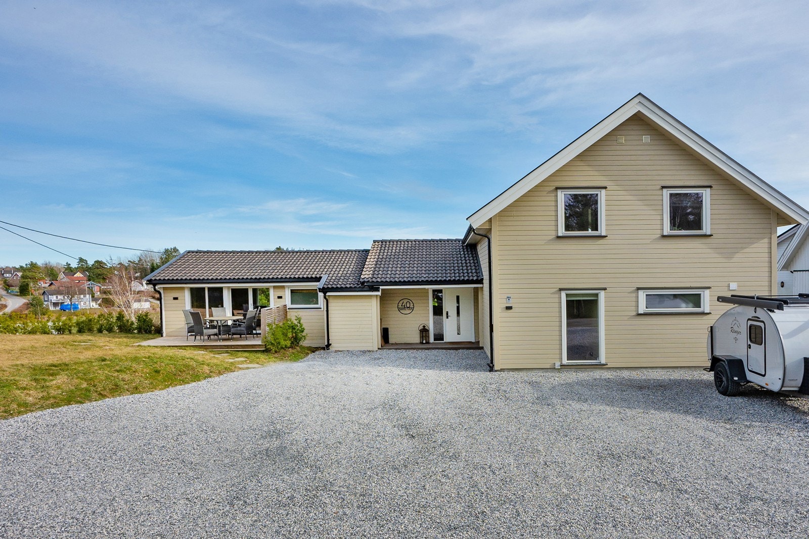 Det er rikelig med plass for parkering på egen tomt og et innbydende, overbygd inngangsparti. Galleribilde