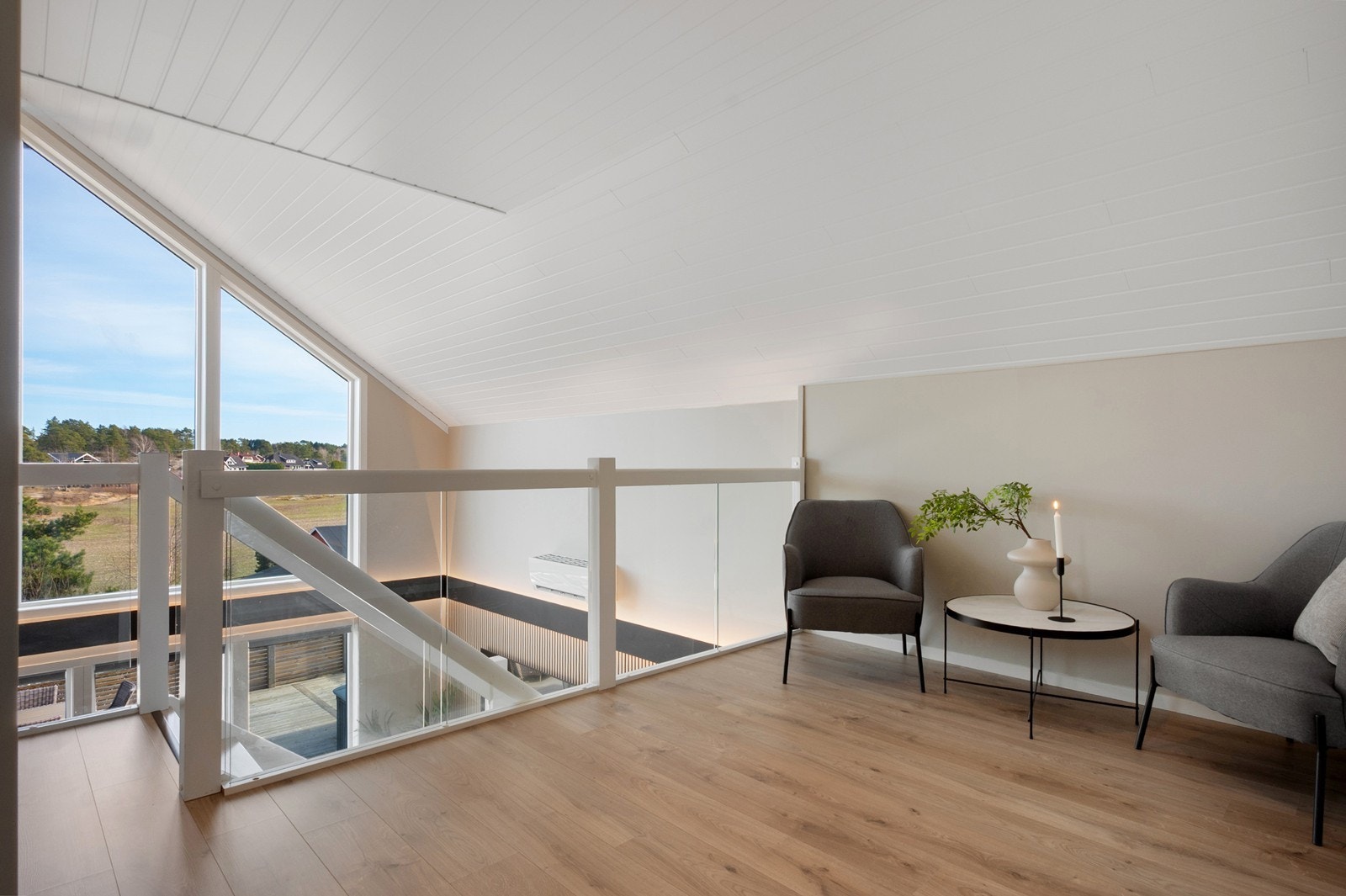 I 2. etasje er det plass til en ekstra stue eller f. eks. kontorsone med fin og luftig utsikt - alt etter behov. Galleribilde