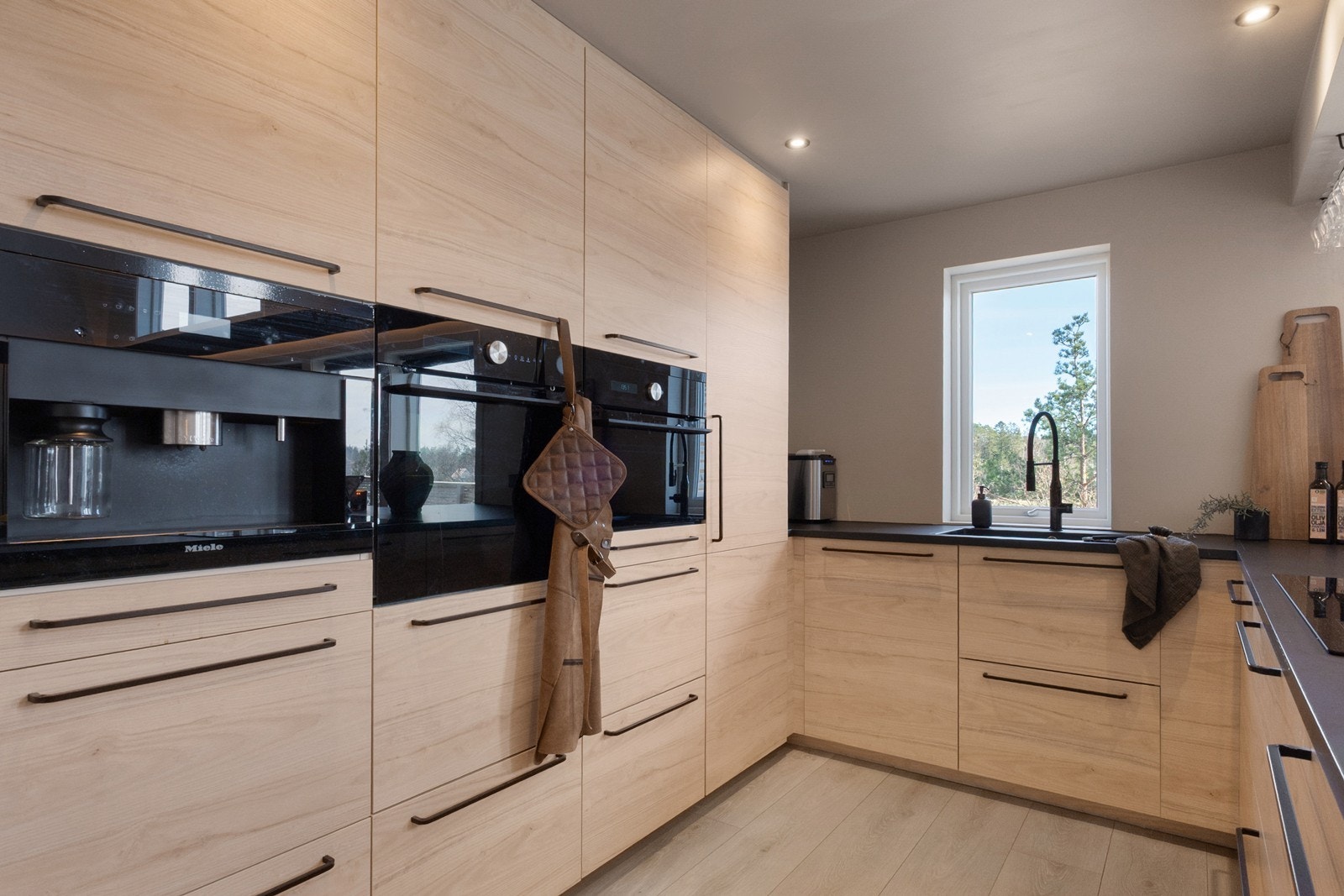 Hvitevarene består av blant annet integrert stekeovn, mikro, Miele kaffemaskin, kjøleskap, fryseskap og oppvaskmaskin. Galleribilde