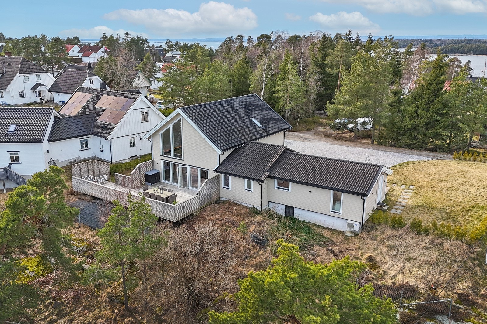 Eneboligen opprinnelig oppført i 1980 har tilbygg fra 2020 og har generelt fått vesentlige oppgraderinger i både hoveddel og utleid del. Galleribilde
