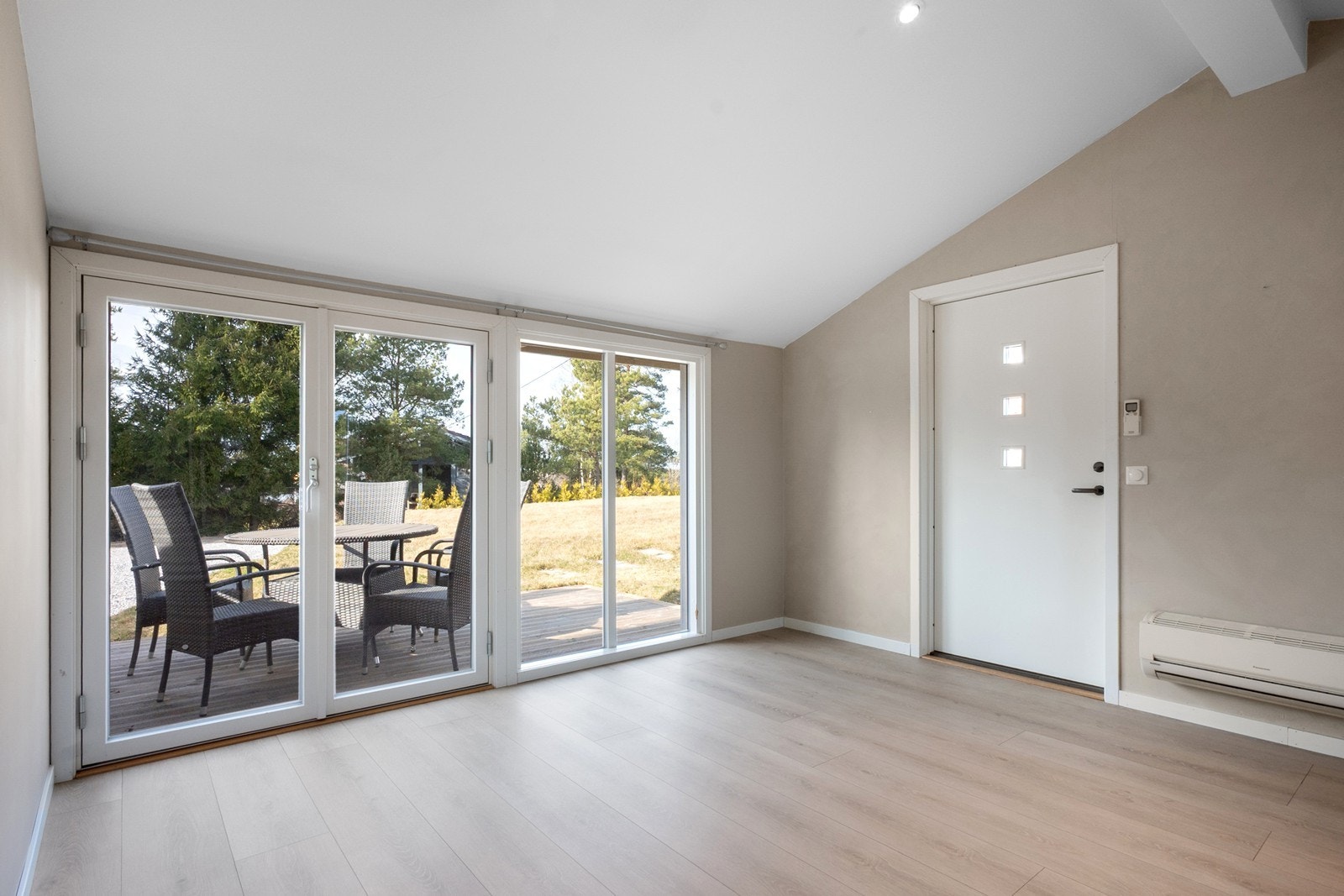 Fra ytterdøren kommer man inn i en lys og luftig stue med generøs takhøyde, downlights og store vindusflater. Galleribilde