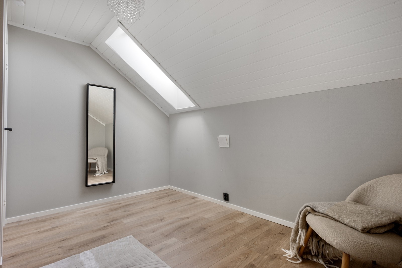 Det er plass til ytterligere møblement og et takvindu gir naturlig lys. Galleribilde