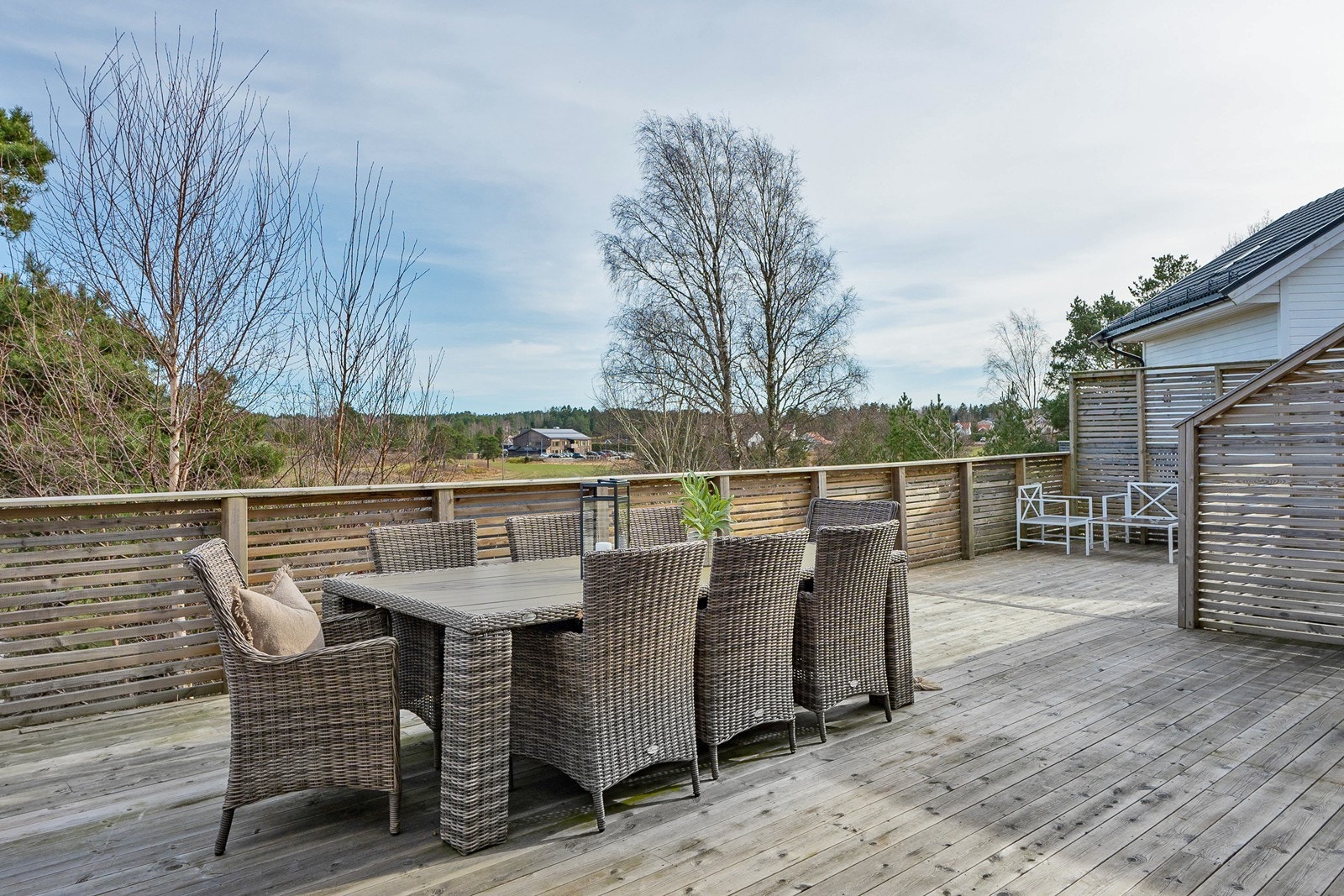 Veranda har terrassebord, nyere spilerekkverk og god plass til møbleringssoner for både måltider og avslapning. Galleribilde