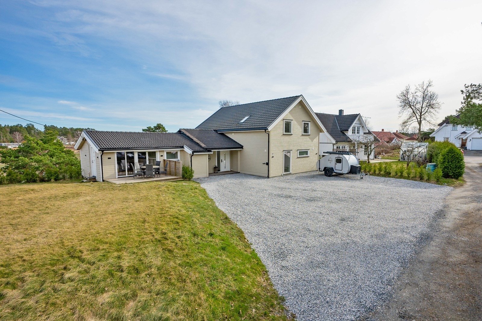 Tomten har gode sol- og utsiktsforhold, opparbeidet med gruset gårdsplass, hageplen, hekk og div. beplantning. Galleribilde