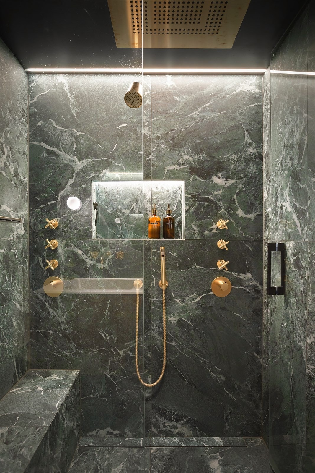 Dusjnisjen er utstyrt med glassdør og eksklusivt dusjarmatur i messing. Galleribilde