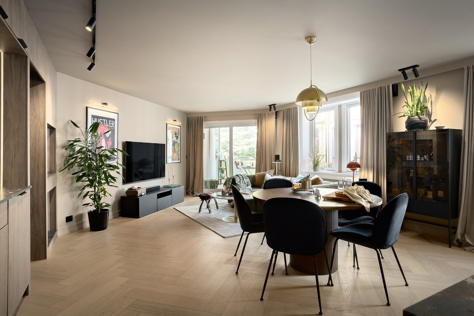 Stuen preges av gode lysforhold og lekre detaljer. Galleribilde