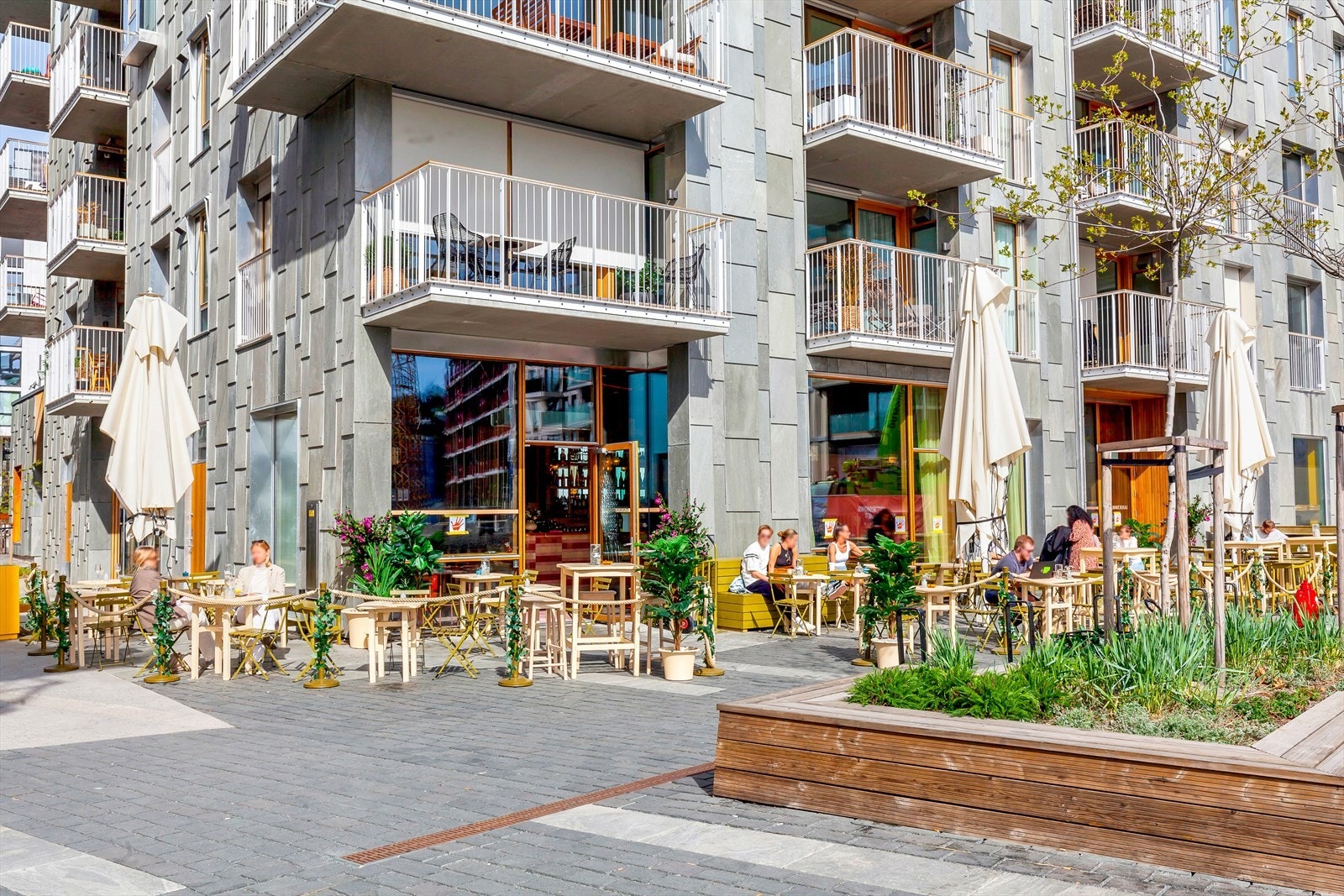 Nabolaget byr på et mangfoldig tilbud med populære kafeer, restauranter, dagligvarebutikker og et rikt kulturliv. Galleribilde