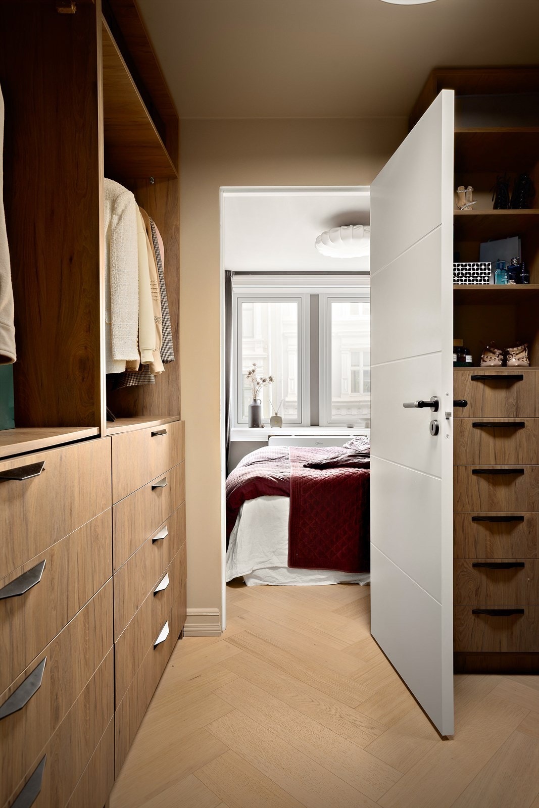 Direkte adkomst til romslig omkledningsrom/walk-in closet. Galleribilde