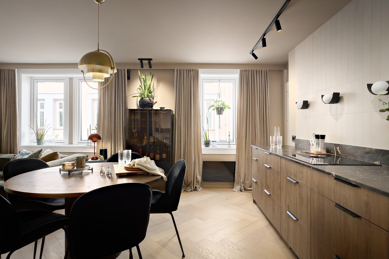 Åpen stue- og kjøkkenløsning gir en sosial og romslig atmosfære, med sømløs overgang mellom sonene. Galleribilde