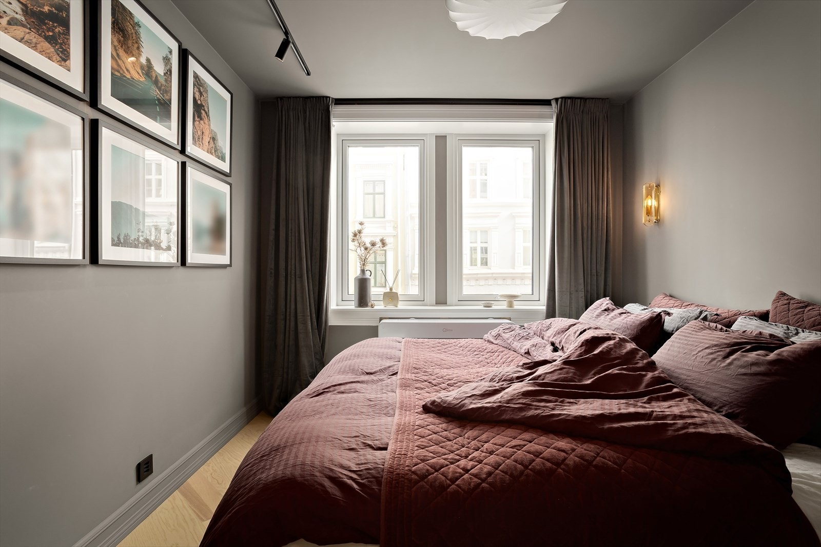 Boligens hovedsoverom er av god størrelse med god plass til alt av soveromsmøblement. Galleribilde