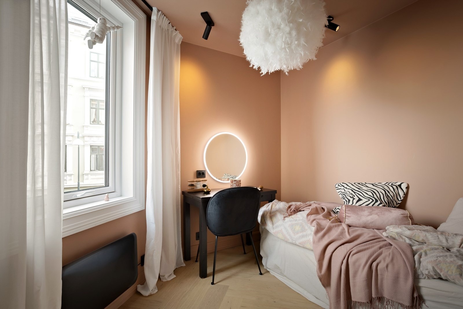 Boligens andre soverom har også en fin størrelse og egner seg godt som barnerom, gjesterom eller hjemmekontor. Galleribilde