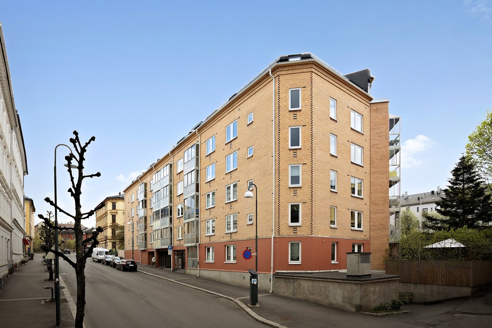 Bygget er oppført i 1991 og har en velholdt teglsteinsfasade med klassisk uttrykk. Galleribilde