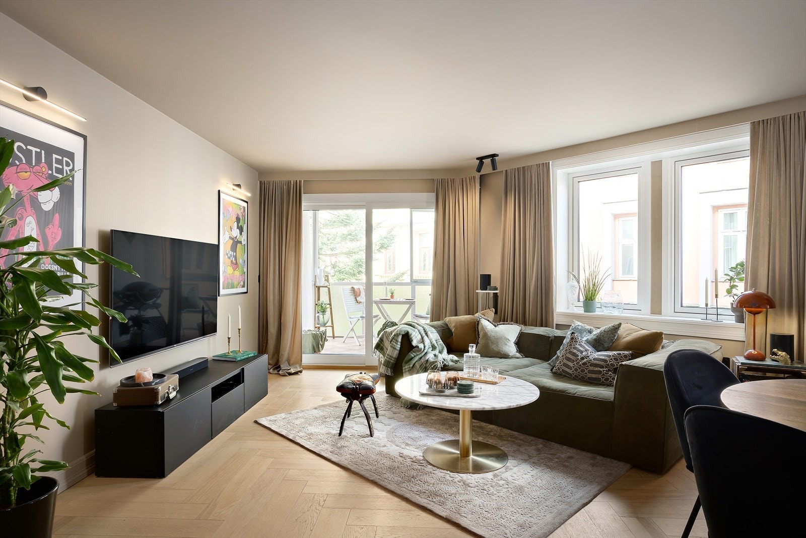 Leiligheten har en ettertraktet beliggenhet i et av Oslos mest kulturrike og historiske områder - Gamlebyen. Her bor du midt blant klassisk bygårdsbebyggelse, med kort vei til alt! Galleribilde