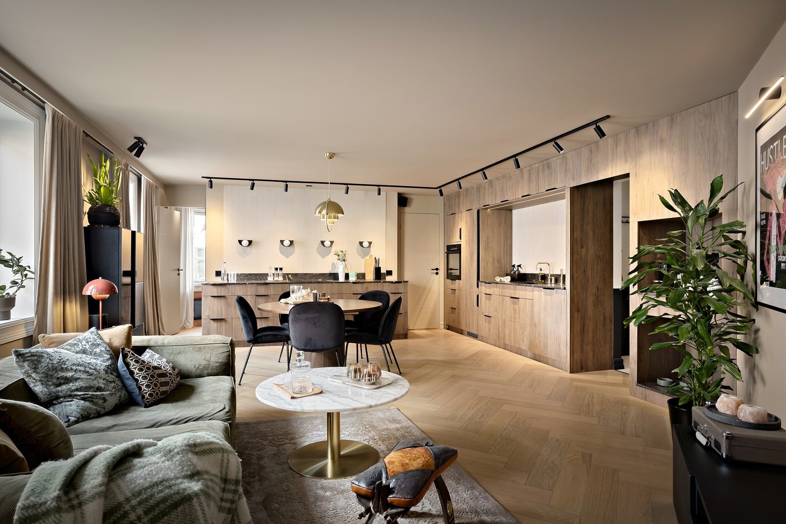 Leiligheten har gjennomgått en rekke oppgraderinger og overflateoppussing de senere årene og fremstår svært moderne og eksklusiv. Galleribilde