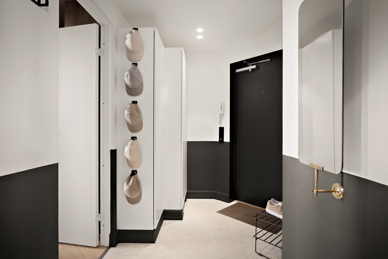 Velkommen inn! Her blir du møtt av en lys og luftig entré med dørcalling. Galleribilde