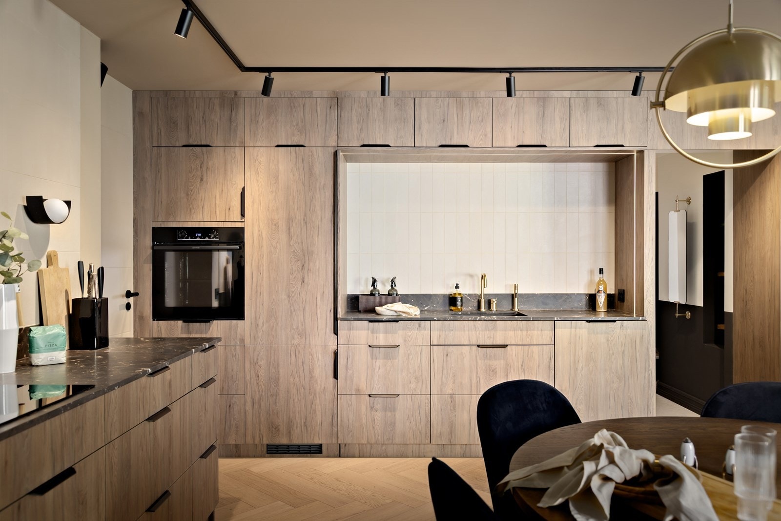 Kjøkkeninnredning (2024) fra Kvik med laminerte fronter og en helhetlig, nedtonet fargepalett som står godt til boligens øvrige uttrykk. Galleribilde