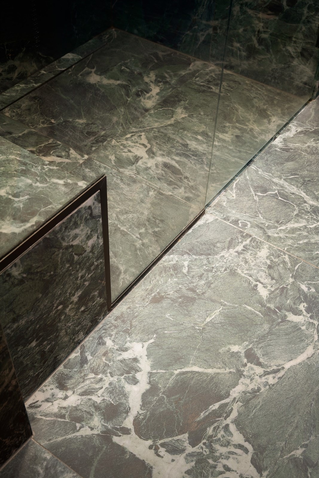 Flislagte overflater, innfelte downlights og gulvvarme skaper en lun og delikat atmosfære. Galleribilde