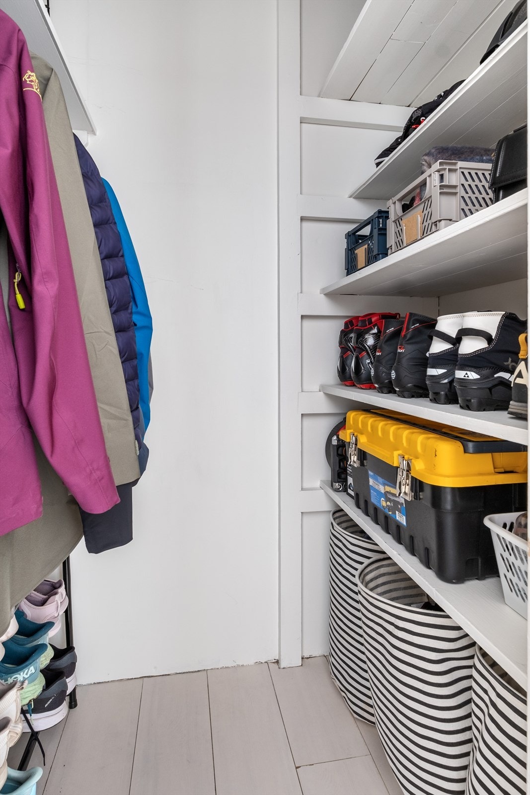 Praktisk innvendig bod/garderobe med inngang fra entréen/gangen. Galleribilde